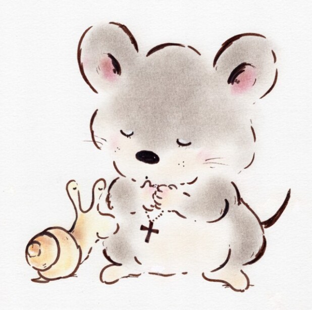 目を閉じて静かに祈る小さなネズミのイラスト。首には十字架のペンダントをかけ、そばには湯気の立つコーヒーカップが置かれている。やわらかな筆致で描かれた、温かく穏やかな雰囲気のイラスト。